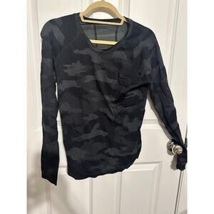 Athleta Long Sleeve Spotlight Seamless Tee in Black Camo Size Large